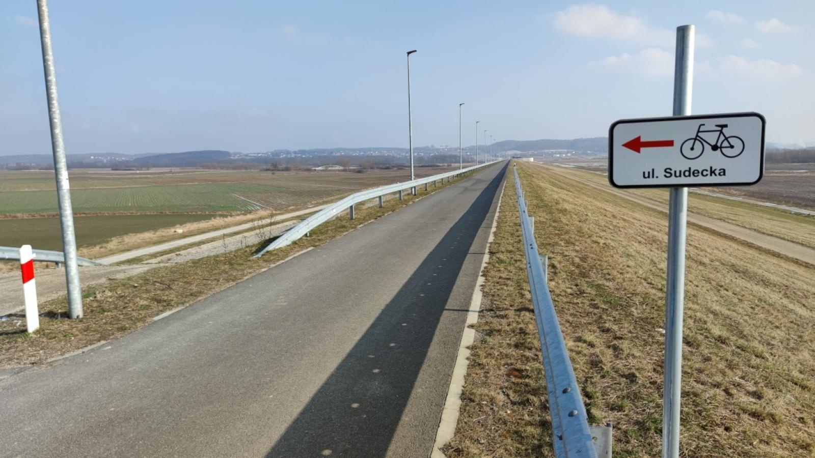 Zdjęcie w galerii na portalu naszraciborz.pl: Ścieżki rowerowe na zbiorniku oznakowane wiadomości z regionu