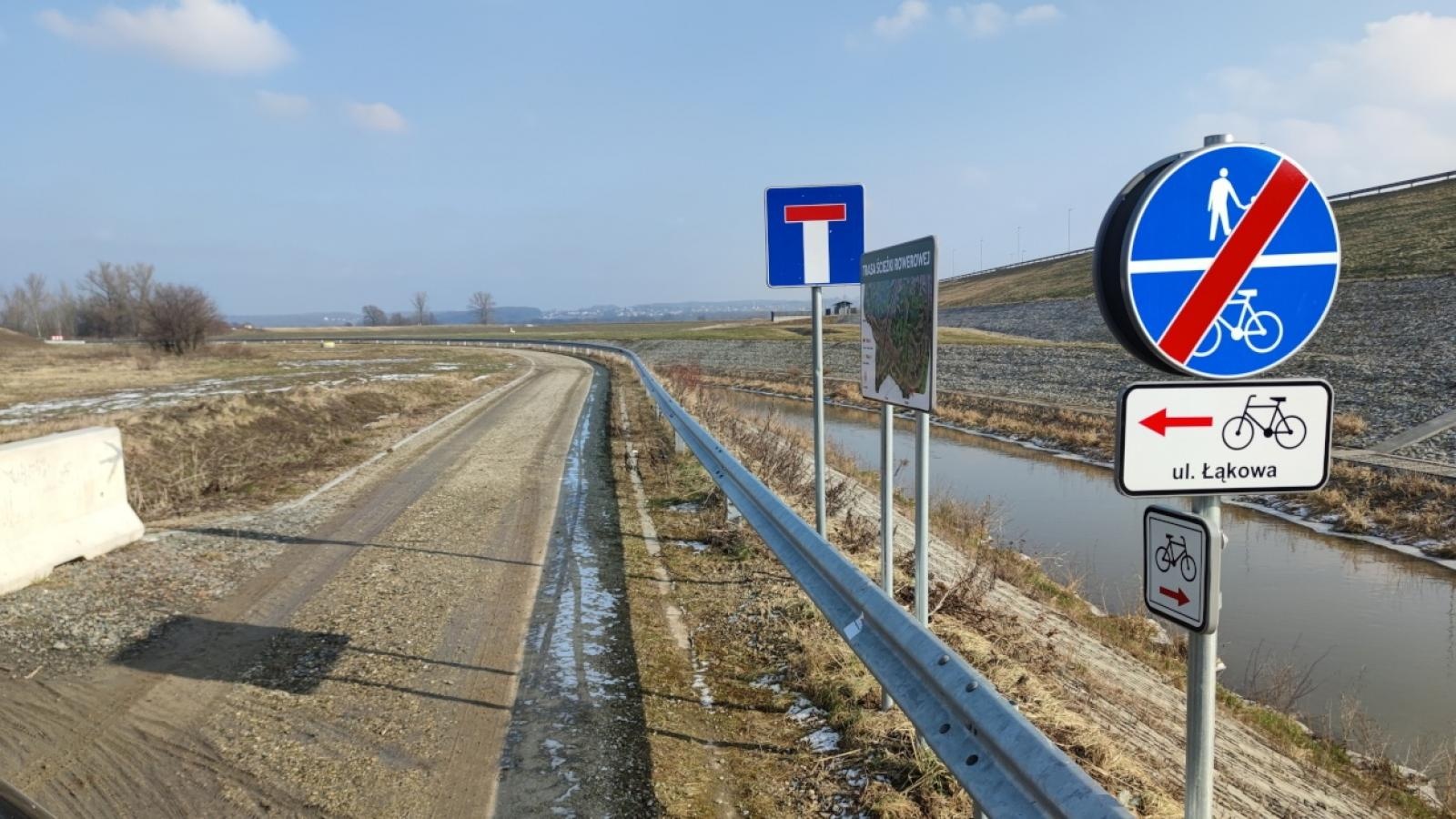 Zdjęcie w galerii na portalu naszraciborz.pl: Ścieżki rowerowe na zbiorniku oznakowane wiadomości z regionu