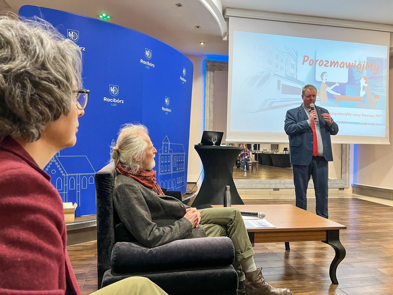 Zdjęcie w galerii na portalu naszraciborz.pl: Raciborska poczekalnia jest teraz w Mc Donald's. Debata o nowych funkcjach dla dworca wiadomości z regionu