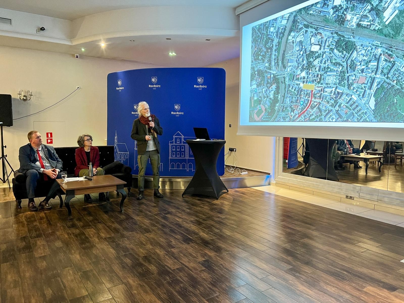 Zdjęcie w galerii na portalu naszraciborz.pl: Raciborska poczekalnia jest teraz w Mc Donald's. Debata o nowych funkcjach dla dworca wiadomości z regionu