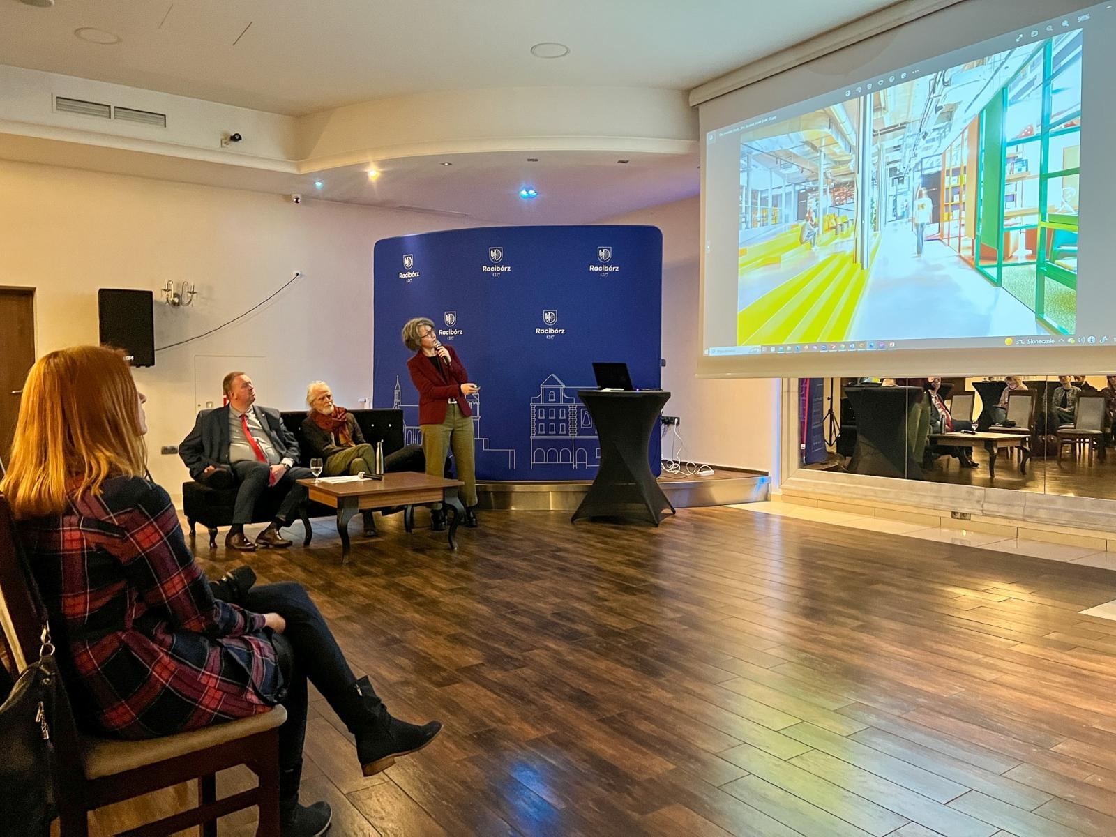 Zdjęcie w galerii na portalu naszraciborz.pl: Raciborska poczekalnia jest teraz w Mc Donald's. Debata o nowych funkcjach dla dworca wiadomości z regionu
