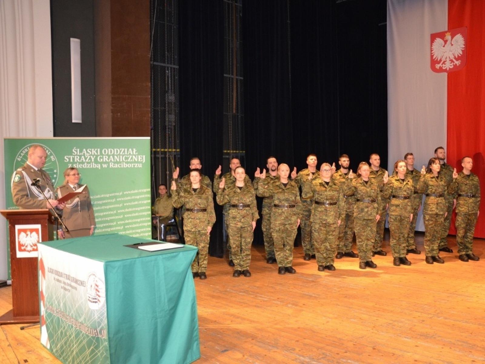 Zdjęcie w galerii na portalu naszraciborz.pl: Śląska Straż Graniczna ma nowych funkcjonariuszy. Ślubowanie w RCK [FOTO] wiadomości z regionu