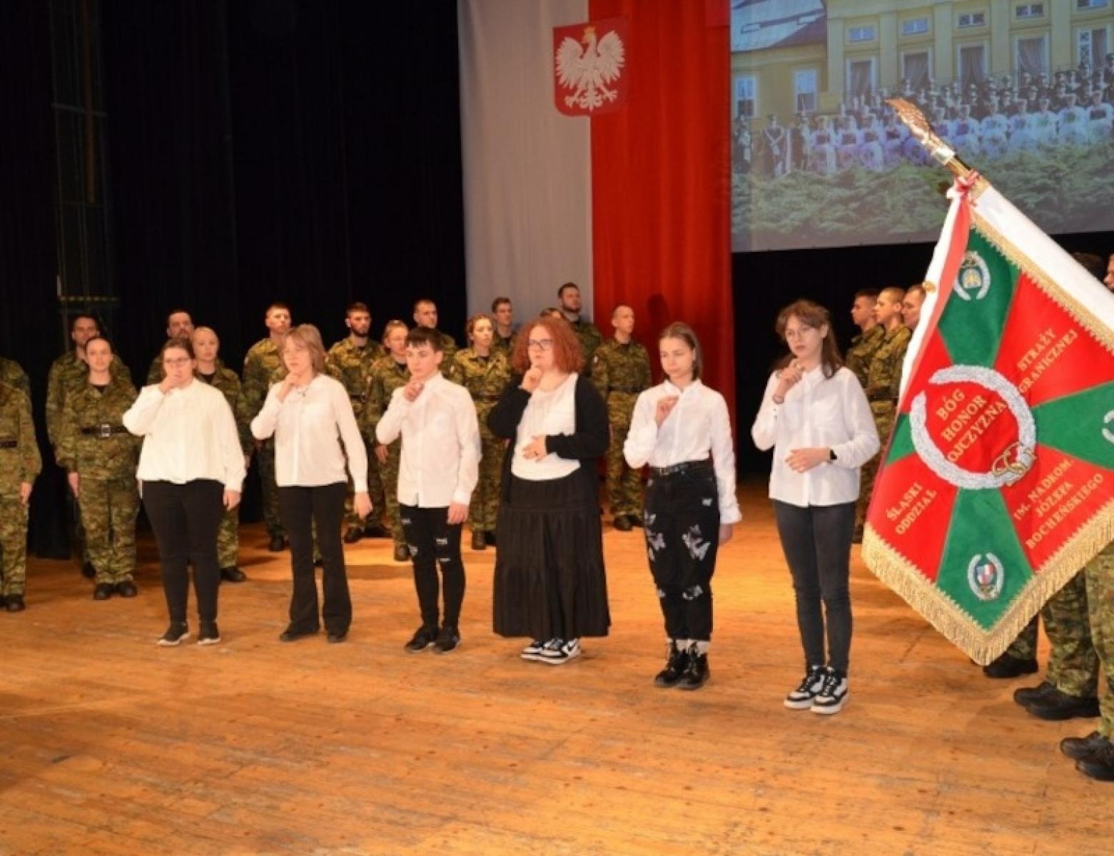 Zdjęcie w galerii na portalu naszraciborz.pl: Śląska Straż Graniczna ma nowych funkcjonariuszy. Ślubowanie w RCK [FOTO] wiadomości z regionu