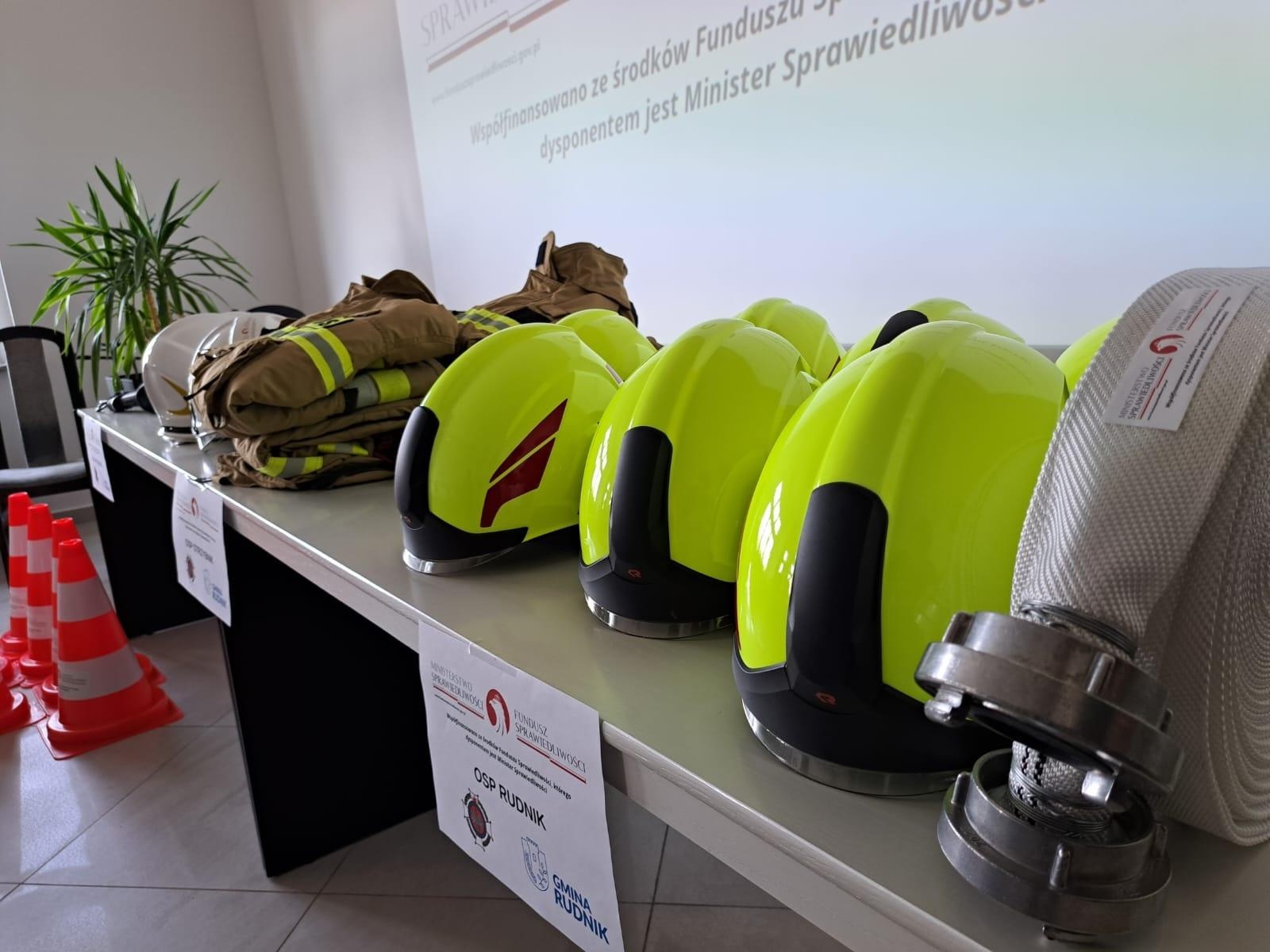 Zdjęcie w galerii na portalu naszraciborz.pl: Strażacy ochotnicy z gminy Rudnik odebrali sprzęt wiadomości z regionu