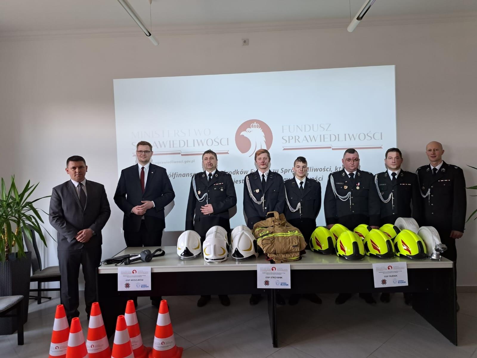 Zdjęcie w galerii na portalu naszraciborz.pl: Strażacy ochotnicy z gminy Rudnik odebrali sprzęt wiadomości z regionu