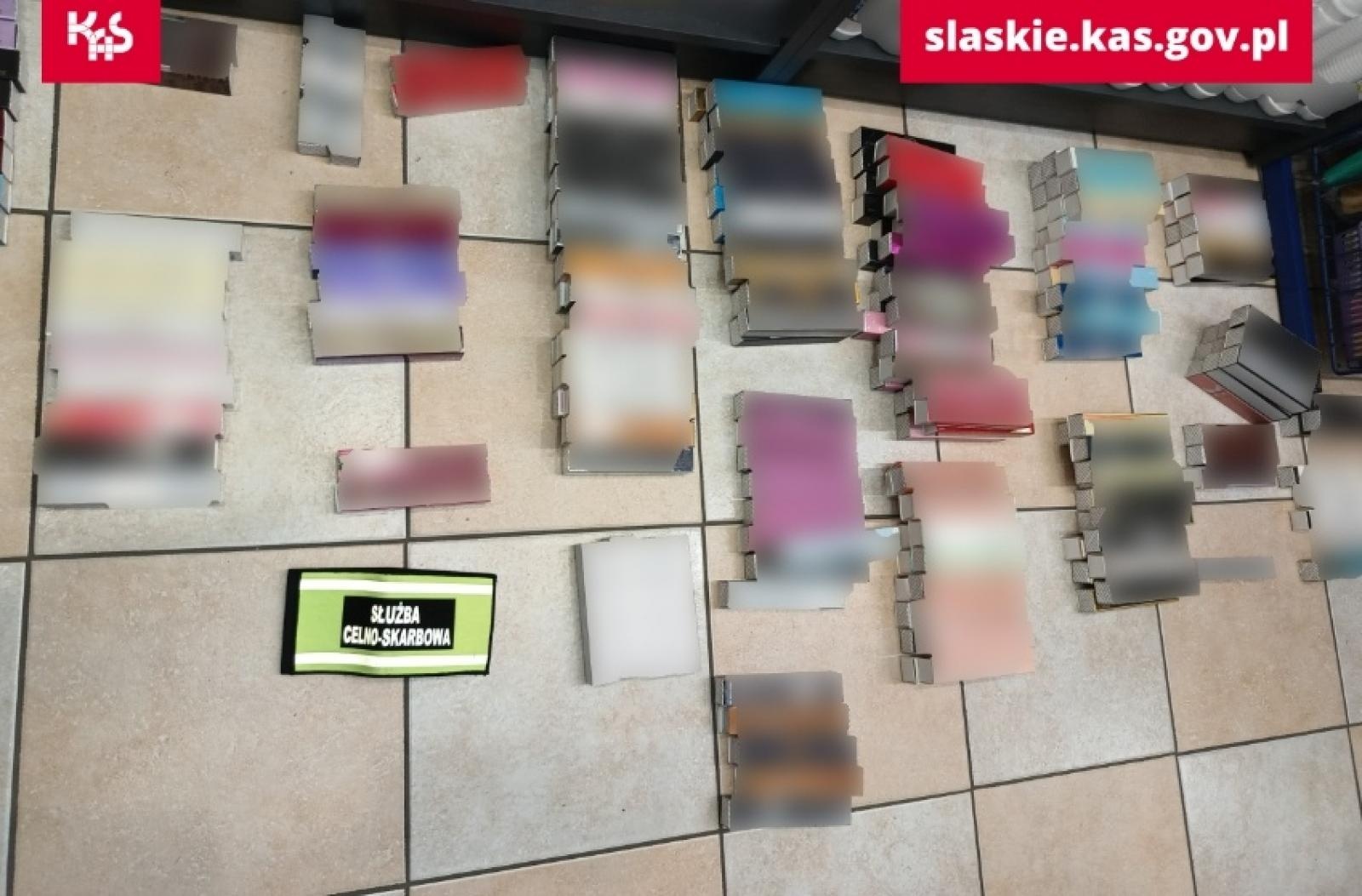 Zdjęcie w galerii na portalu naszraciborz.pl: Skarbówka kontroluje sklepy. Ujawniono dużą partię podrobionych perfum wiadomości z regionu