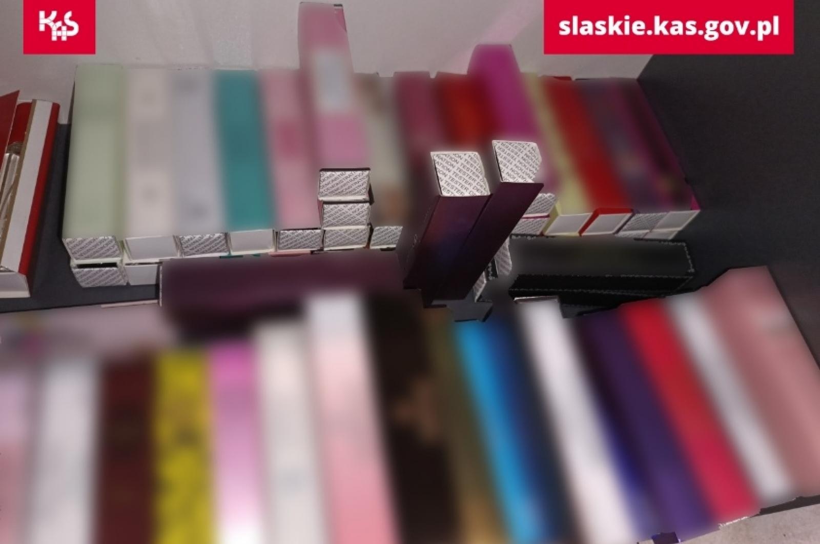 Zdjęcie w galerii na portalu naszraciborz.pl: Skarbówka kontroluje sklepy. Ujawniono dużą partię podrobionych perfum wiadomości z regionu