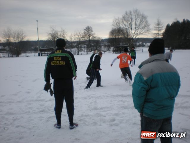 Zdjęcie w galerii na portalu naszraciborz.pl: Mecz piłkarski na powitanie roku wiadomości z regionu
