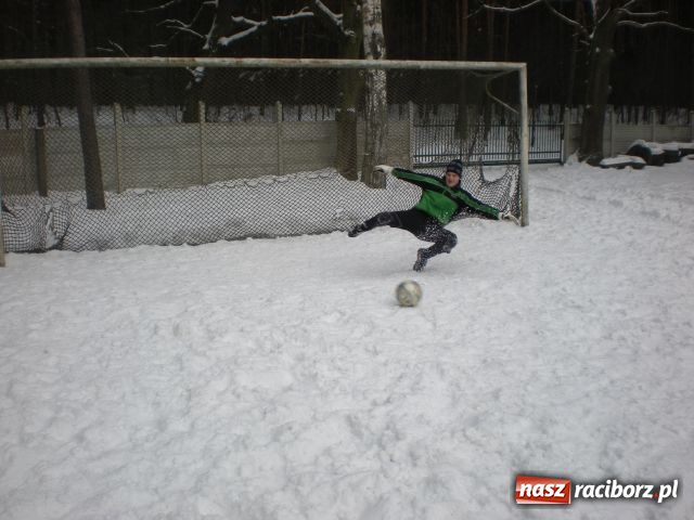 Zdjęcie w galerii na portalu naszraciborz.pl: Mecz piłkarski na powitanie roku wiadomości z regionu