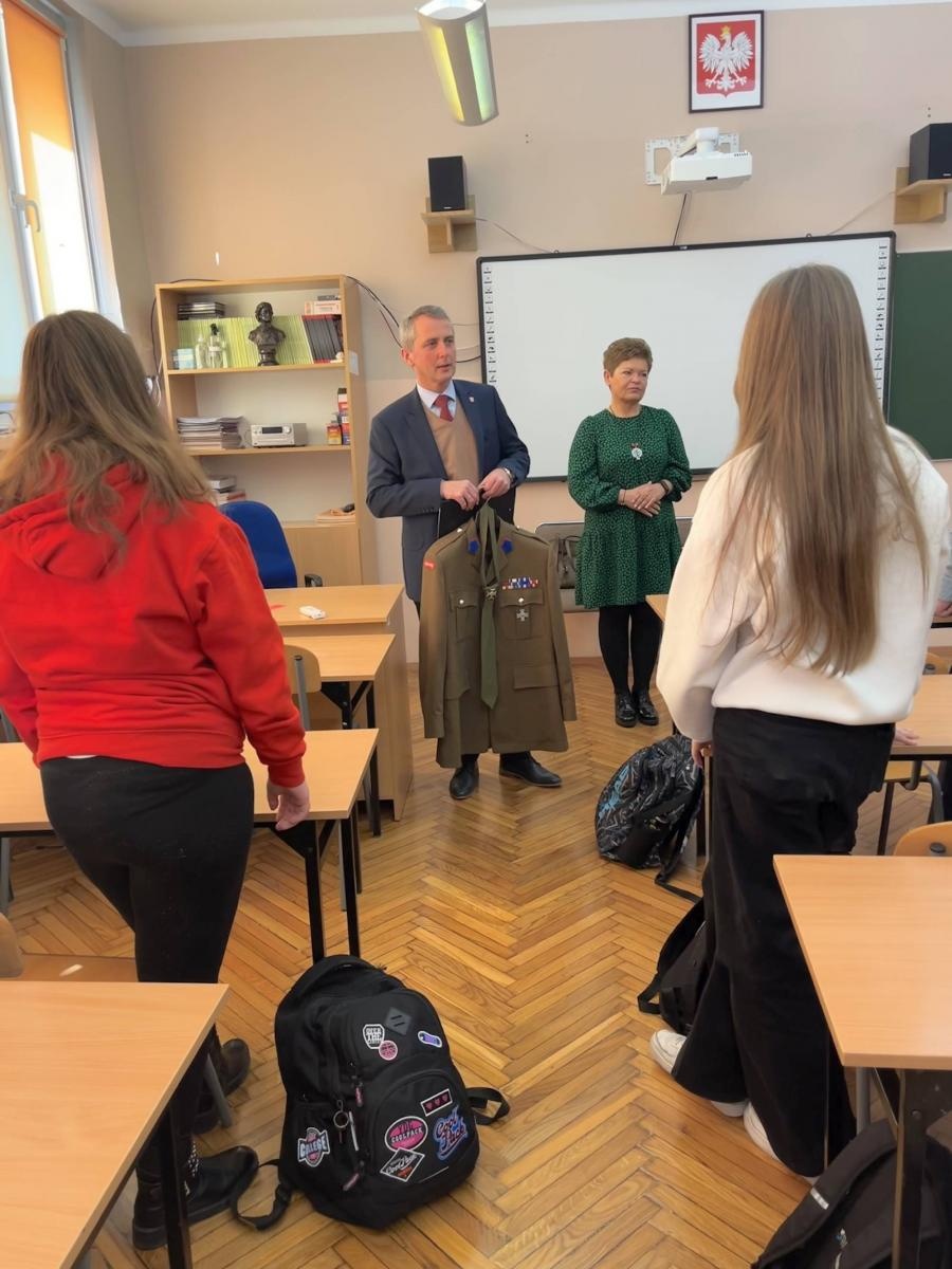 Zdjęcie w galerii na portalu naszraciborz.pl: O niezłomnych w SP 13 z prezydentem wiadomości z regionu