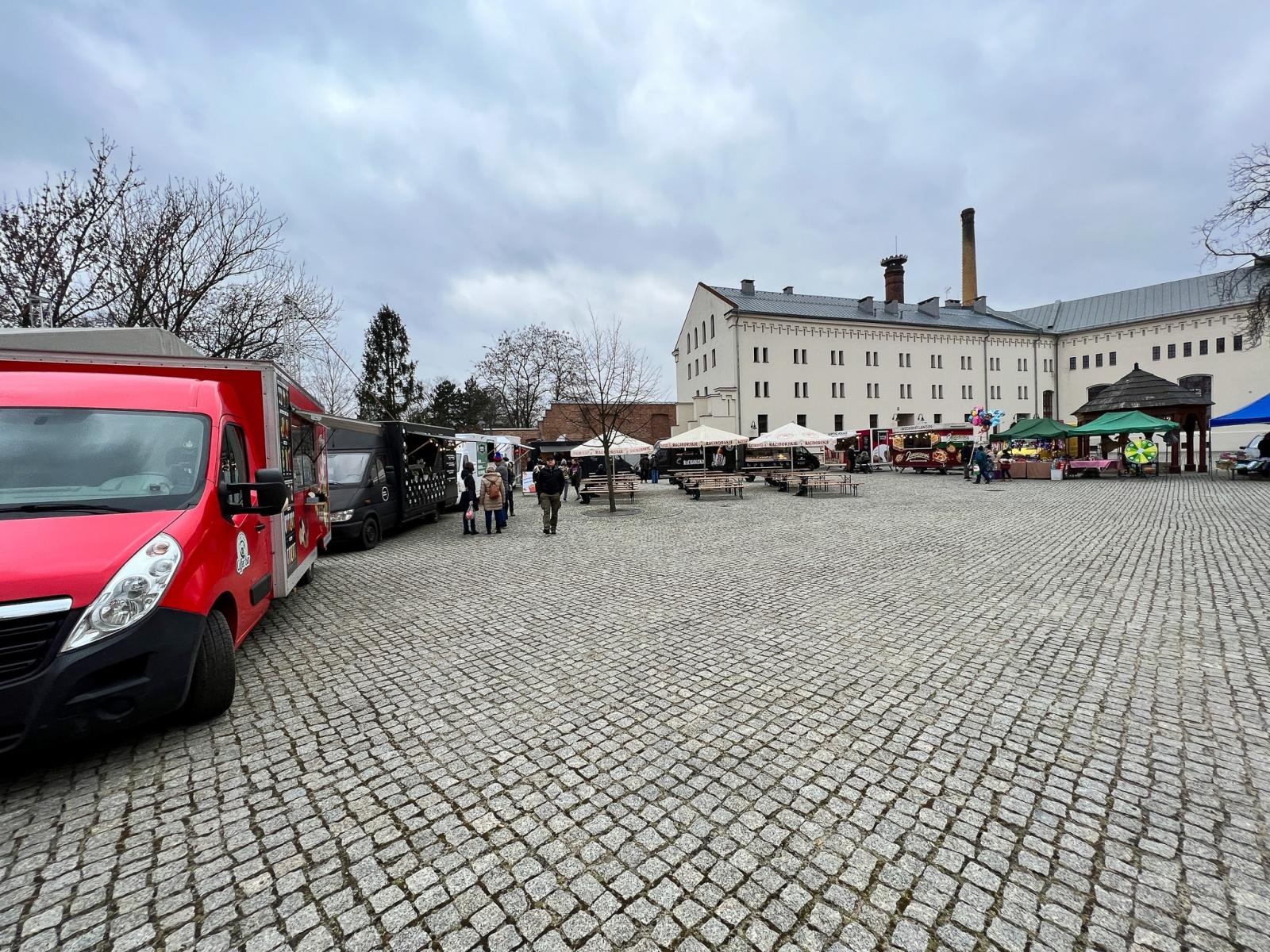Zdjęcie w galerii na portalu naszraciborz.pl: Na zamku pierwszy w tym roku zlot food trucków wiadomości z regionu
