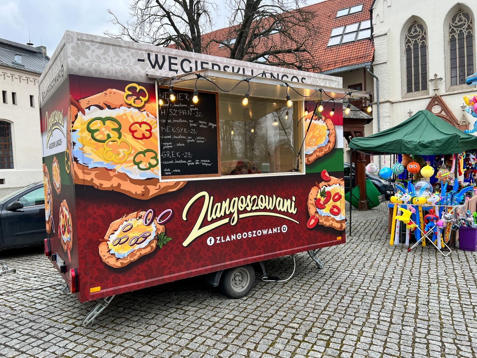 Zdjęcie w galerii na portalu naszraciborz.pl: Na zamku pierwszy w tym roku zlot food trucków wiadomości z regionu