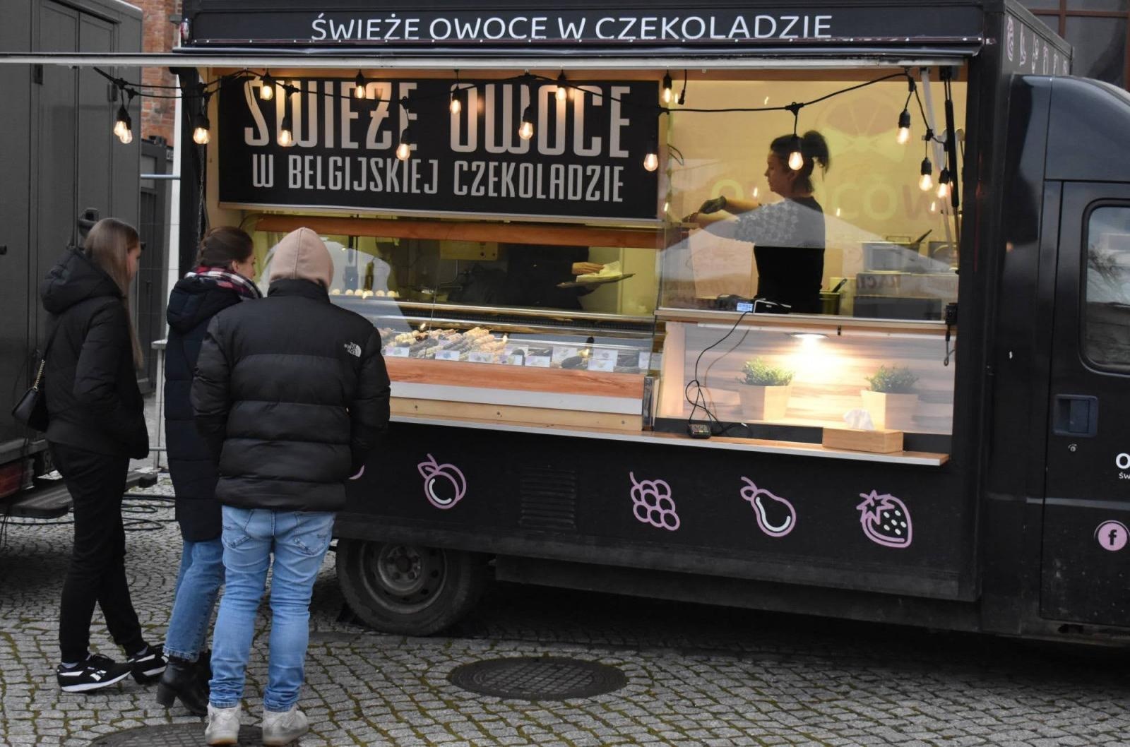 Zdjęcie w galerii na portalu naszraciborz.pl: Na zamku pierwszy w tym roku zlot food trucków wiadomości z regionu