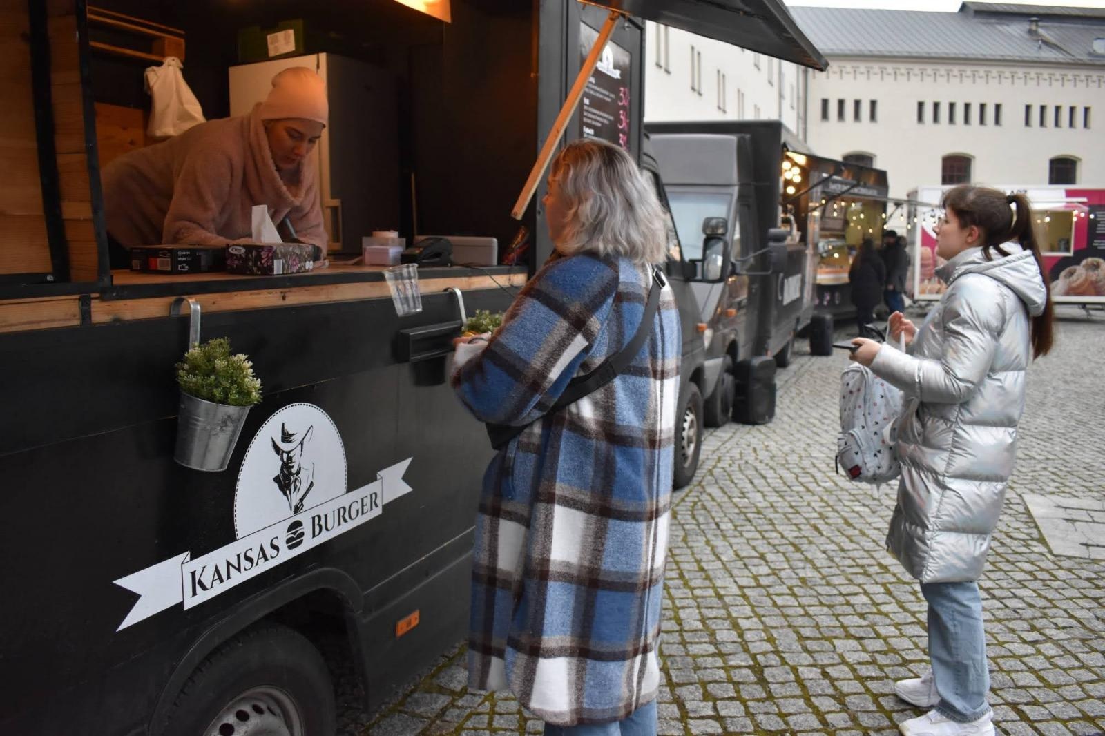 Zdjęcie w galerii na portalu naszraciborz.pl: Na zamku pierwszy w tym roku zlot food trucków wiadomości z regionu