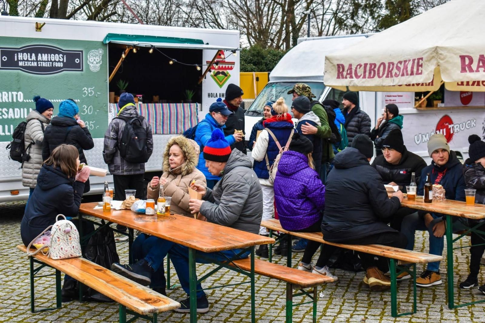 Zdjęcie w galerii na portalu naszraciborz.pl: Na zamku pierwszy w tym roku zlot food trucków wiadomości z regionu