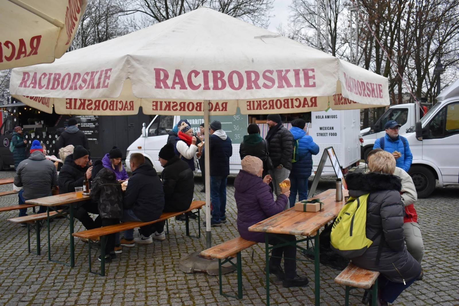 Zdjęcie w galerii na portalu naszraciborz.pl: Na zamku pierwszy w tym roku zlot food trucków wiadomości z regionu