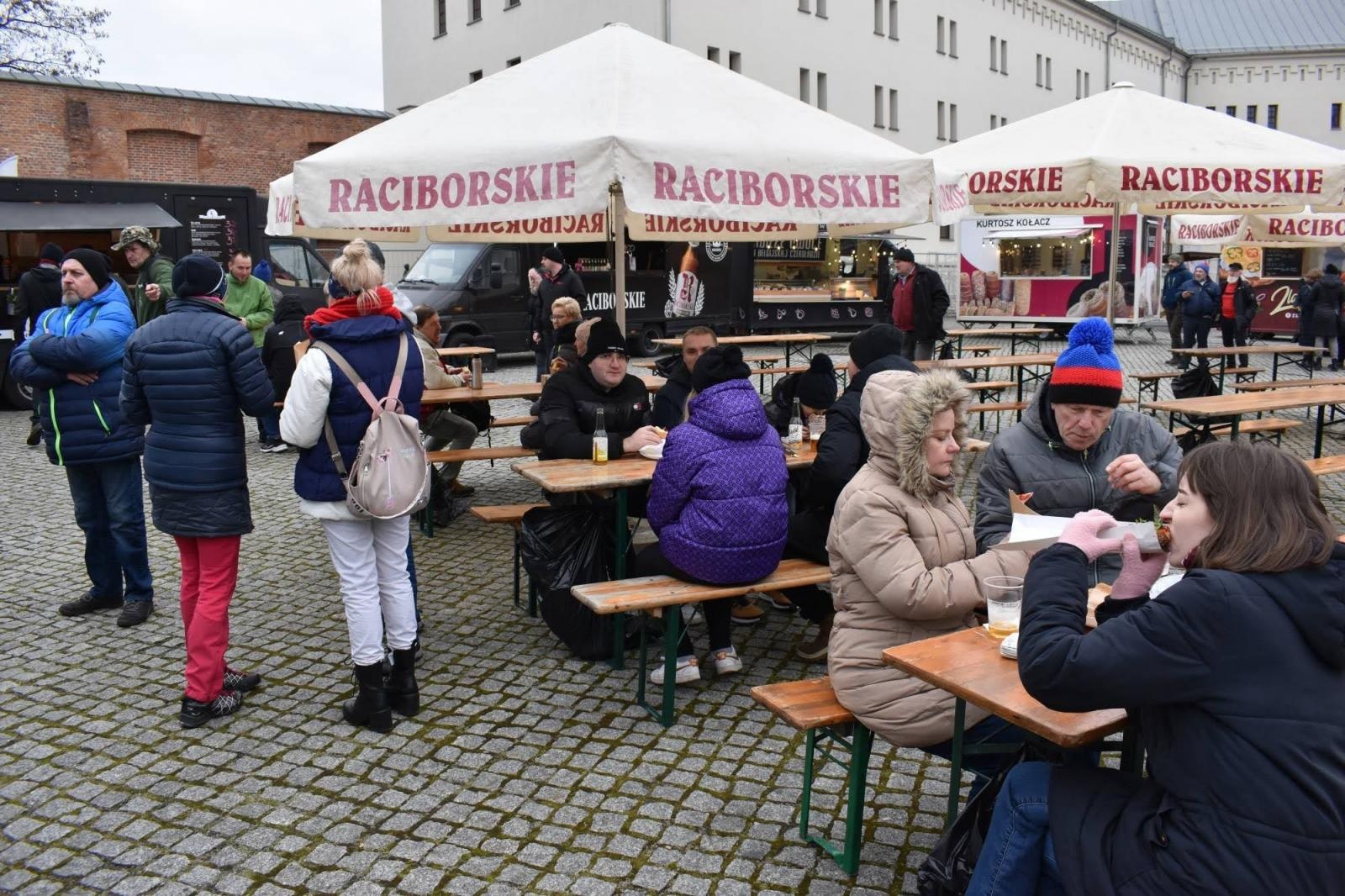 Zdjęcie w galerii na portalu naszraciborz.pl: Na zamku pierwszy w tym roku zlot food trucków wiadomości z regionu