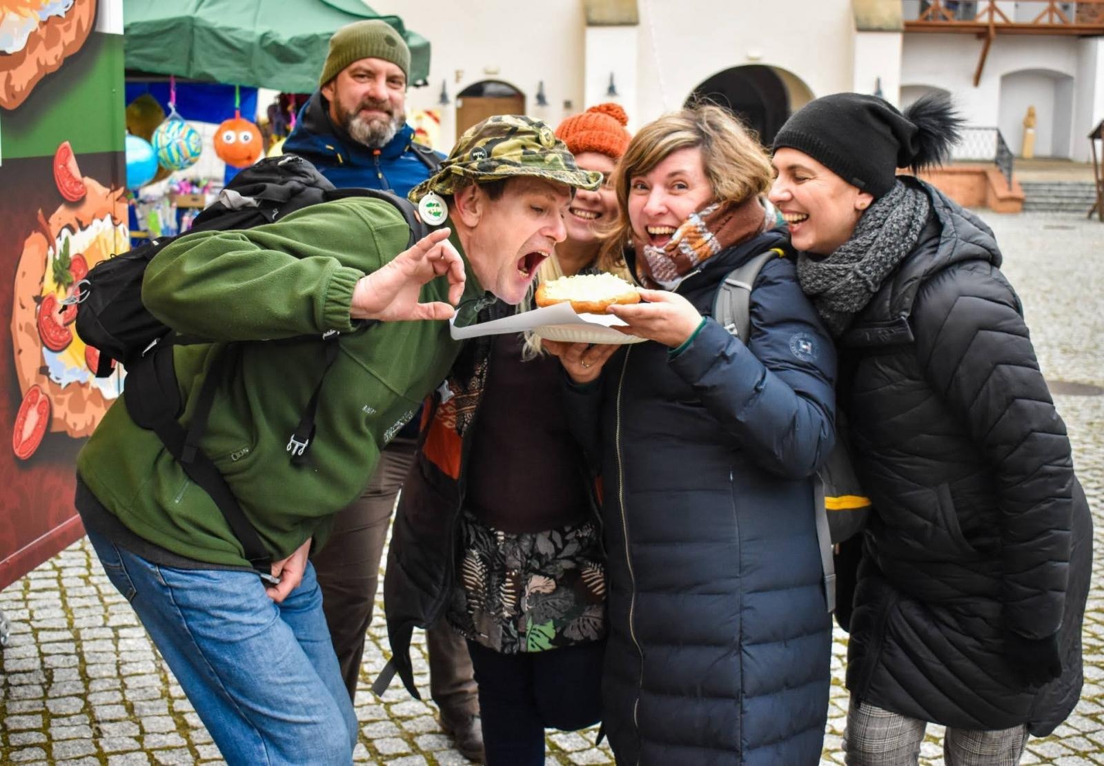 Zdjęcie w galerii na portalu naszraciborz.pl: Na zamku pierwszy w tym roku zlot food trucków wiadomości z regionu