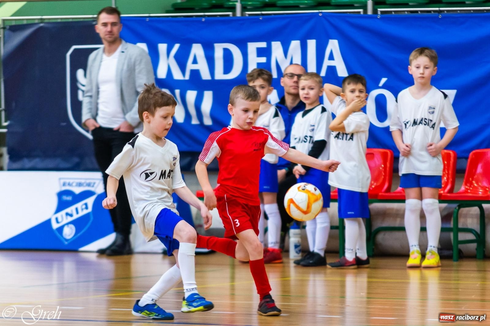 Zdjęcie w galerii na portalu naszraciborz.pl: Piłkarskie zmagania rocznika 2015 w hali przy Łąkowej [FOTO i WIDEO] wiadomości z regionu