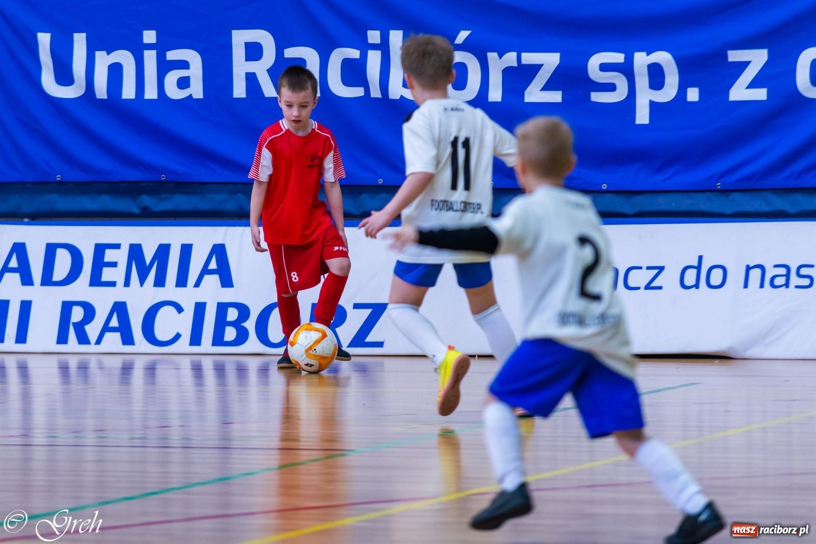 Zdjęcie w galerii na portalu naszraciborz.pl: Piłkarskie zmagania rocznika 2015 w hali przy Łąkowej [FOTO i WIDEO] wiadomości z regionu