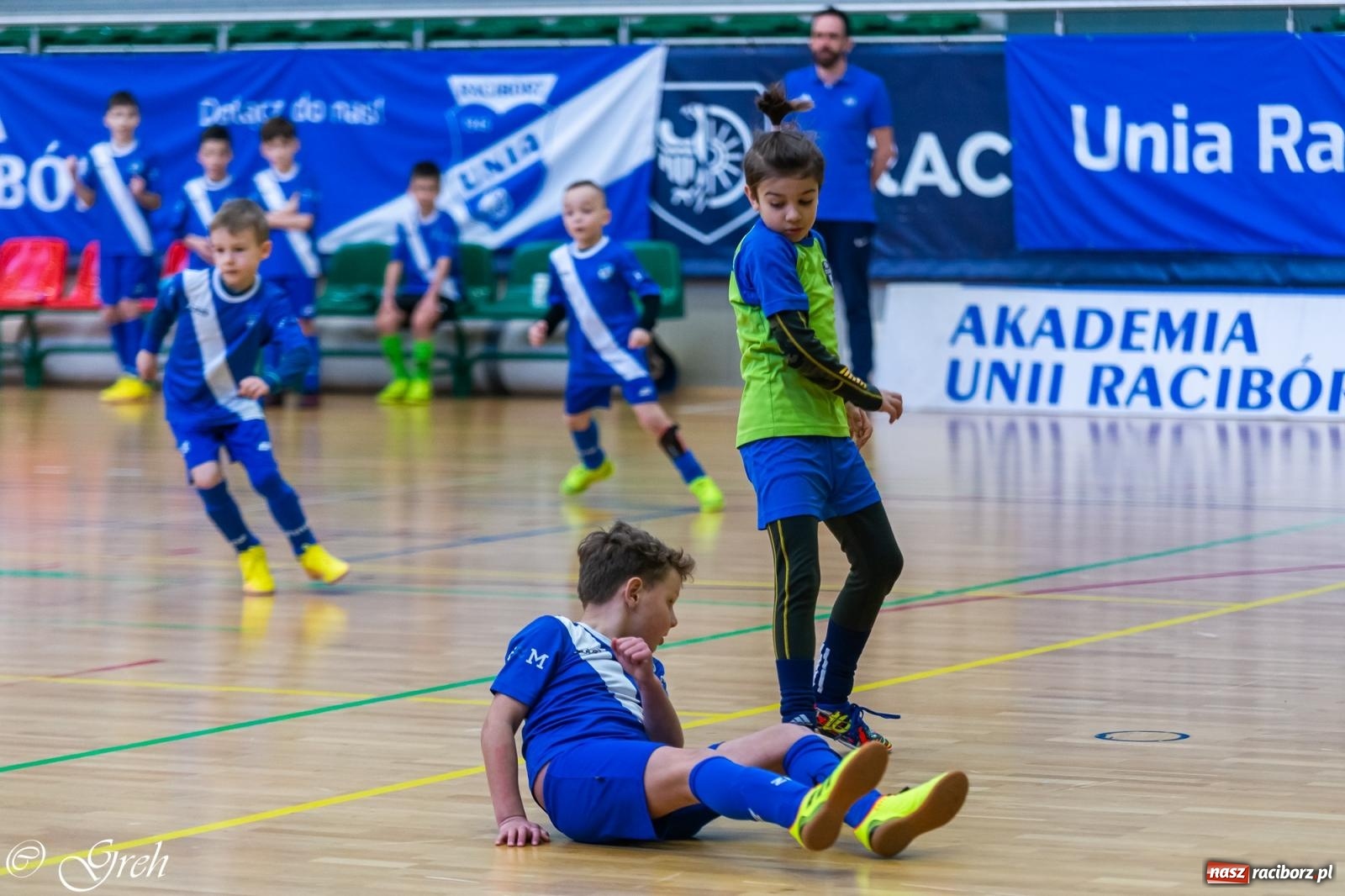Zdjęcie w galerii na portalu naszraciborz.pl: Piłkarskie zmagania rocznika 2015 w hali przy Łąkowej [FOTO i WIDEO] wiadomości z regionu