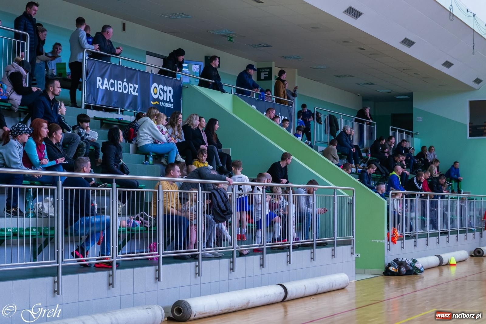 Zdjęcie w galerii na portalu naszraciborz.pl: Piłkarskie zmagania rocznika 2015 w hali przy Łąkowej [FOTO i WIDEO] wiadomości z regionu