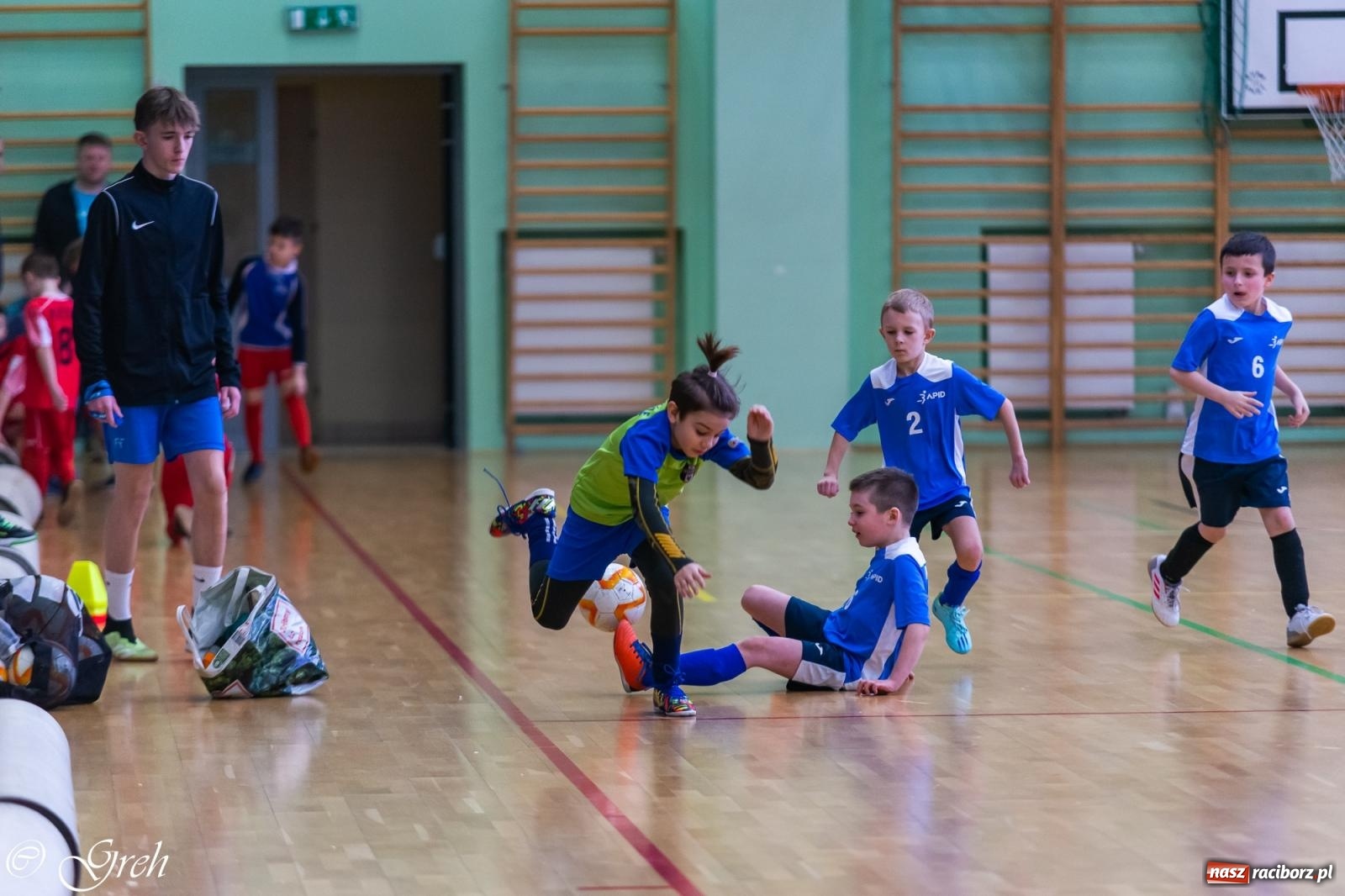 Zdjęcie w galerii na portalu naszraciborz.pl: Piłkarskie zmagania rocznika 2015 w hali przy Łąkowej [FOTO i WIDEO] wiadomości z regionu