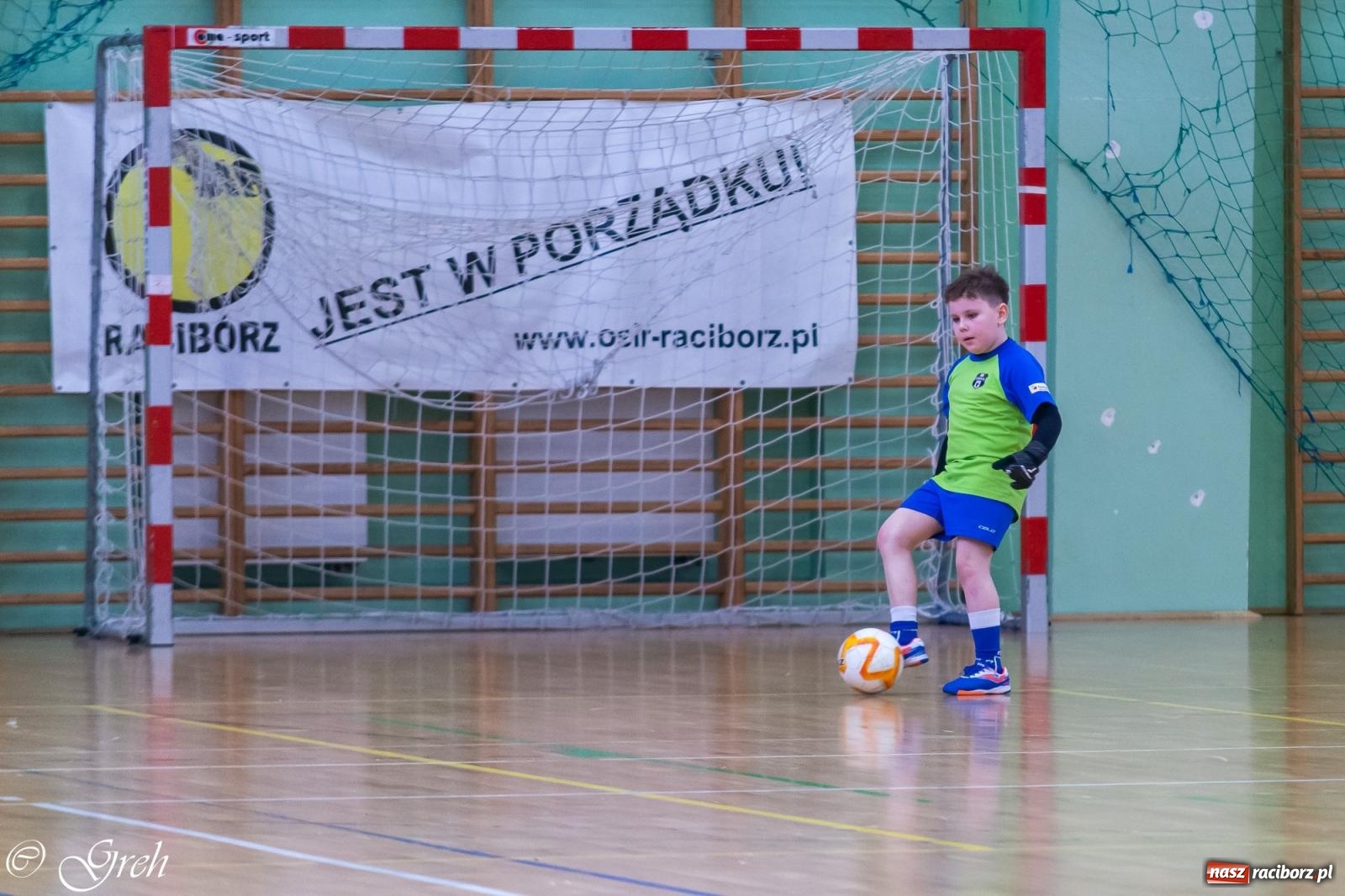 Zdjęcie w galerii na portalu naszraciborz.pl: Piłkarskie zmagania rocznika 2015 w hali przy Łąkowej [FOTO i WIDEO] wiadomości z regionu