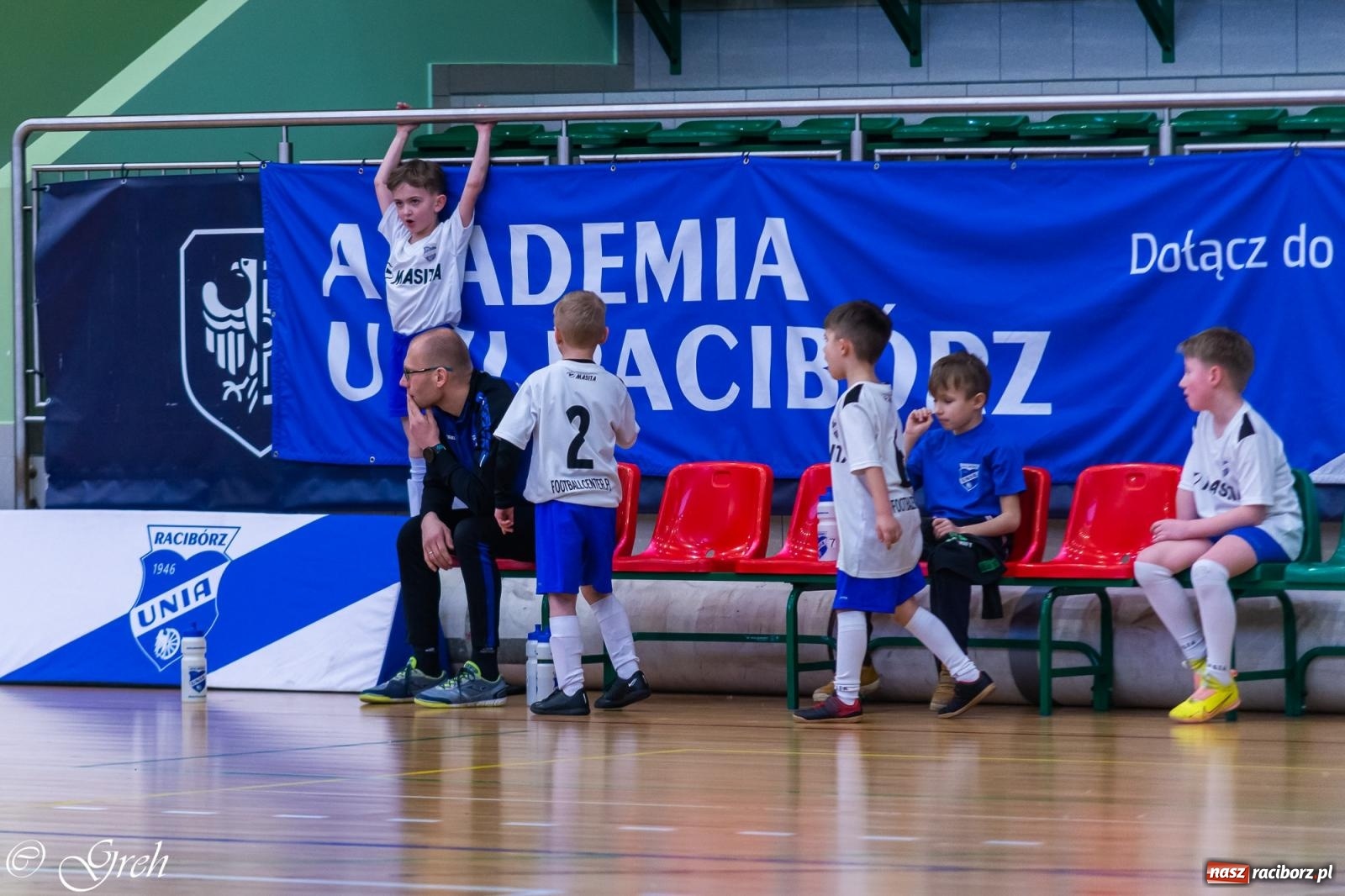 Zdjęcie w galerii na portalu naszraciborz.pl: Piłkarskie zmagania rocznika 2015 w hali przy Łąkowej [FOTO i WIDEO] wiadomości z regionu