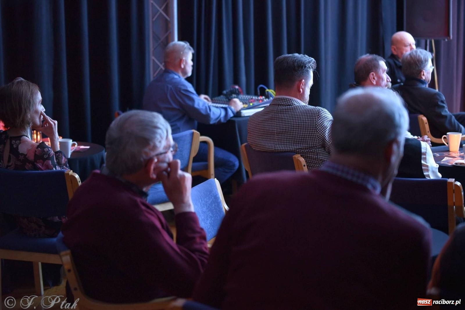 Zdjęcie w galerii na portalu naszraciborz.pl: Pan Amo w RCK, czyli poezja recytowana w towarzystwie żywej muzyki wiadomości z regionu