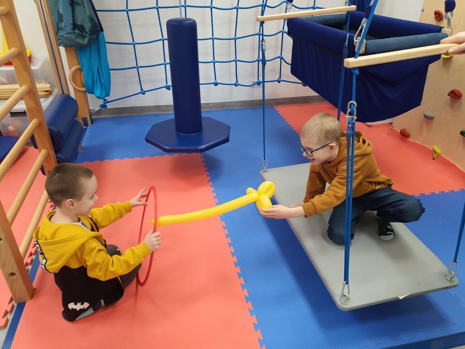 Zdjęcie w galerii na portalu naszraciborz.pl: Spacer z alpakami po szkolnym korytarzu... wiadomości z regionu