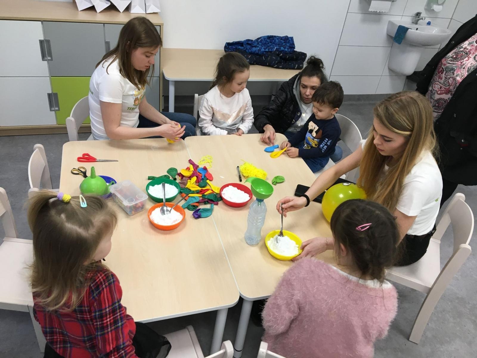 Zdjęcie w galerii na portalu naszraciborz.pl: Spacer z alpakami po szkolnym korytarzu... wiadomości z regionu