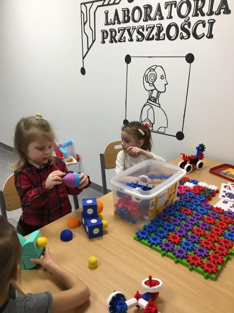 Zdjęcie w galerii na portalu naszraciborz.pl: Spacer z alpakami po szkolnym korytarzu... wiadomości z regionu