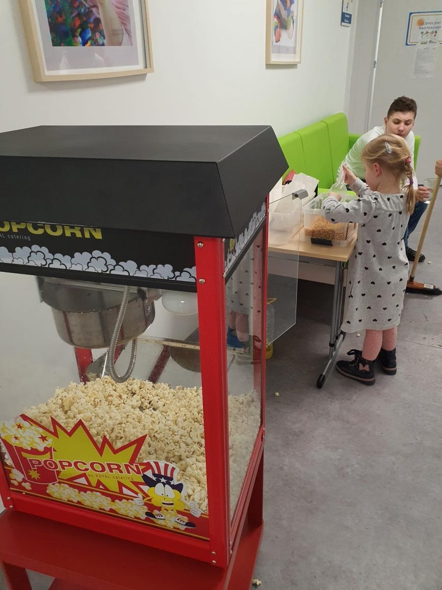 Zdjęcie w galerii na portalu naszraciborz.pl: Spacer z alpakami po szkolnym korytarzu... wiadomości z regionu