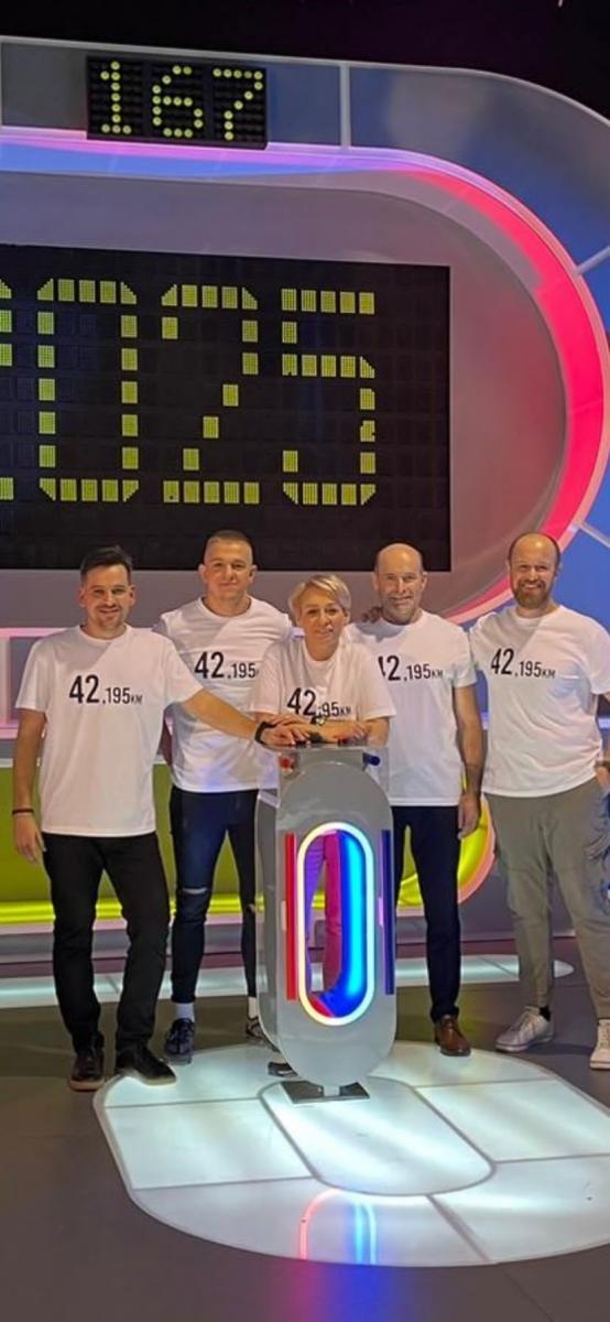 Zdjęcie w galerii na portalu naszraciborz.pl: Maratończycy z Raciborza w Familiadzie. Strasburger z dowcipem o kompromisie [WIDEO] wiadomości z regionu