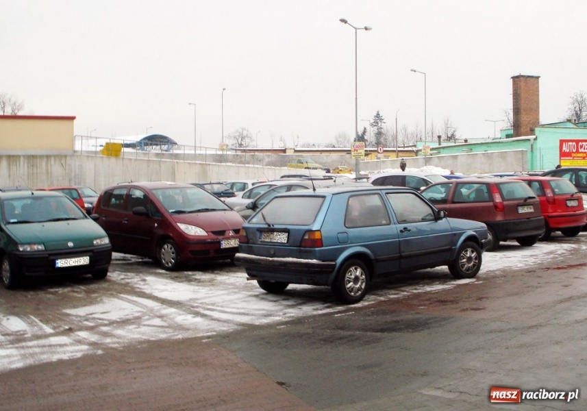 Zdjęcie w galerii na portalu naszraciborz.pl: Samowolka pod Kauflandem wiadomości z regionu