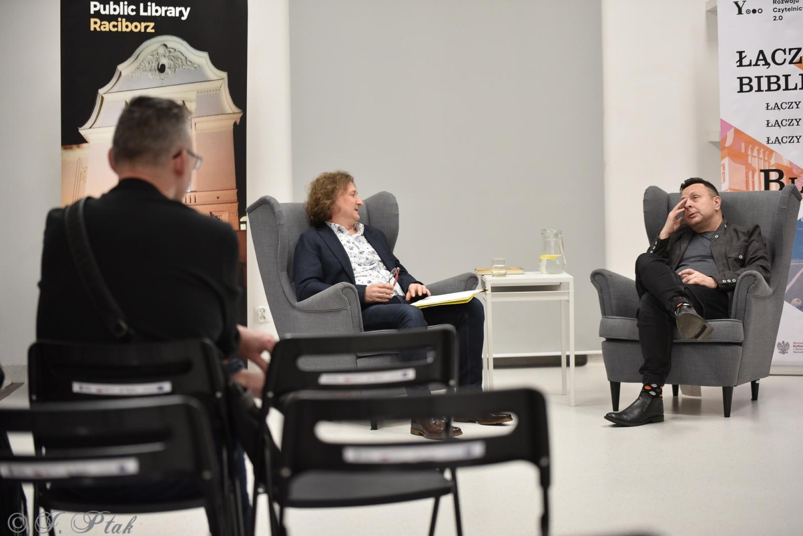 Zdjęcie w galerii na portalu naszraciborz.pl: Kroków siedem do końca - Piotr Lipiński w raciborskiej książnicy wiadomości z regionu