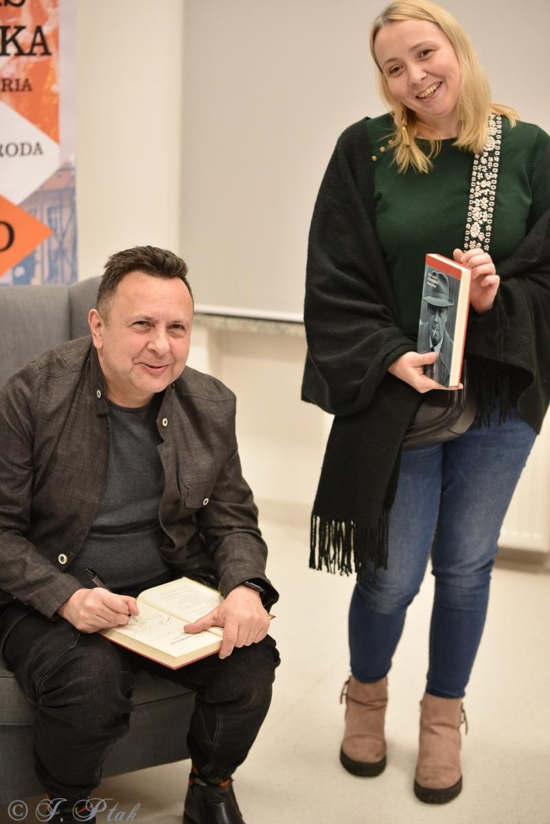 Zdjęcie w galerii na portalu naszraciborz.pl: Kroków siedem do końca - Piotr Lipiński w raciborskiej książnicy wiadomości z regionu