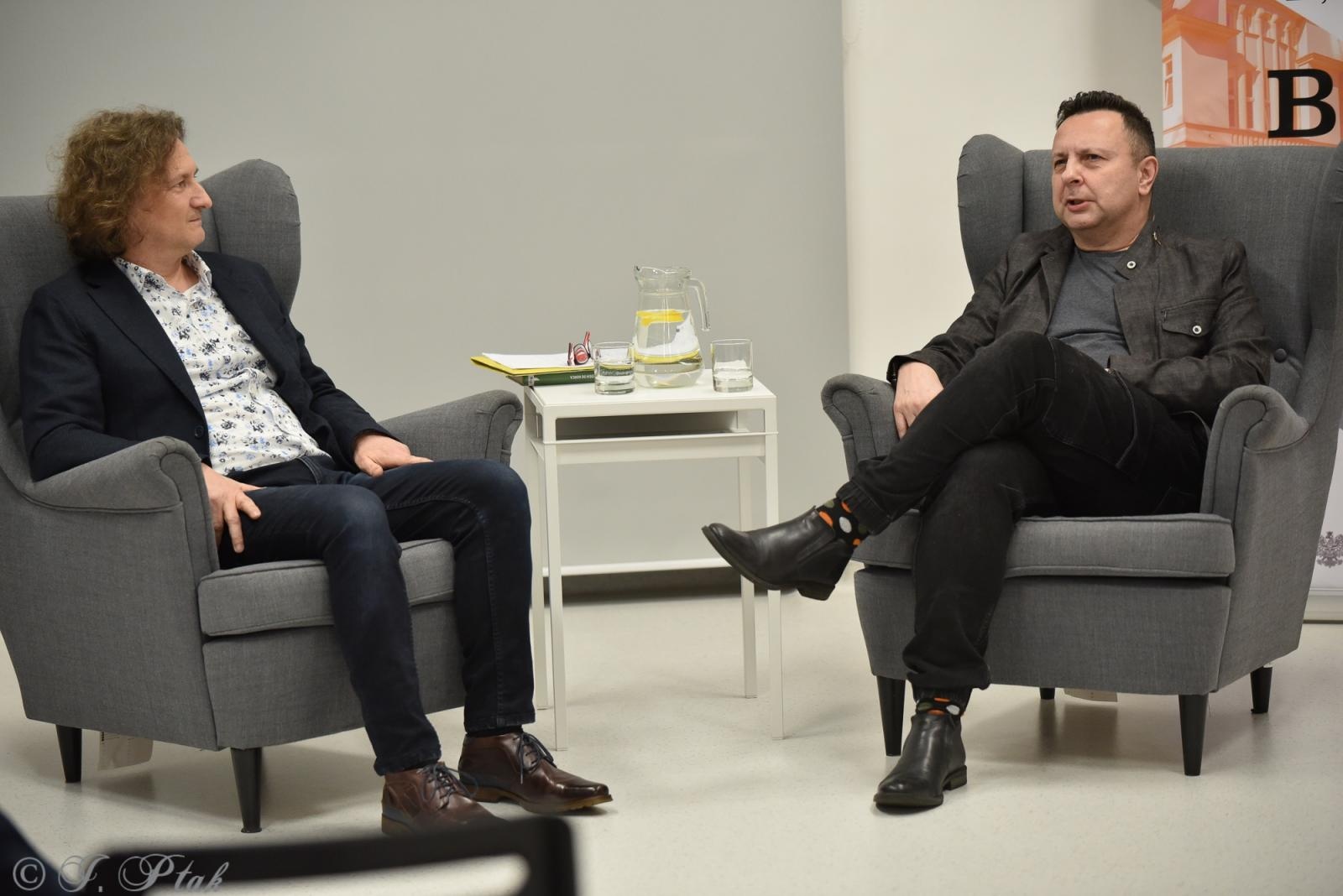 Zdjęcie w galerii na portalu naszraciborz.pl: Kroków siedem do końca - Piotr Lipiński w raciborskiej książnicy wiadomości z regionu