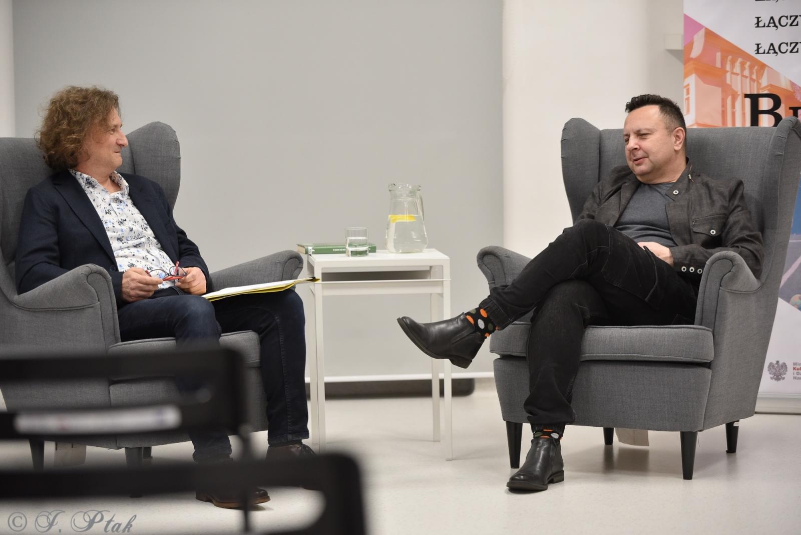 Zdjęcie w galerii na portalu naszraciborz.pl: Kroków siedem do końca - Piotr Lipiński w raciborskiej książnicy wiadomości z regionu