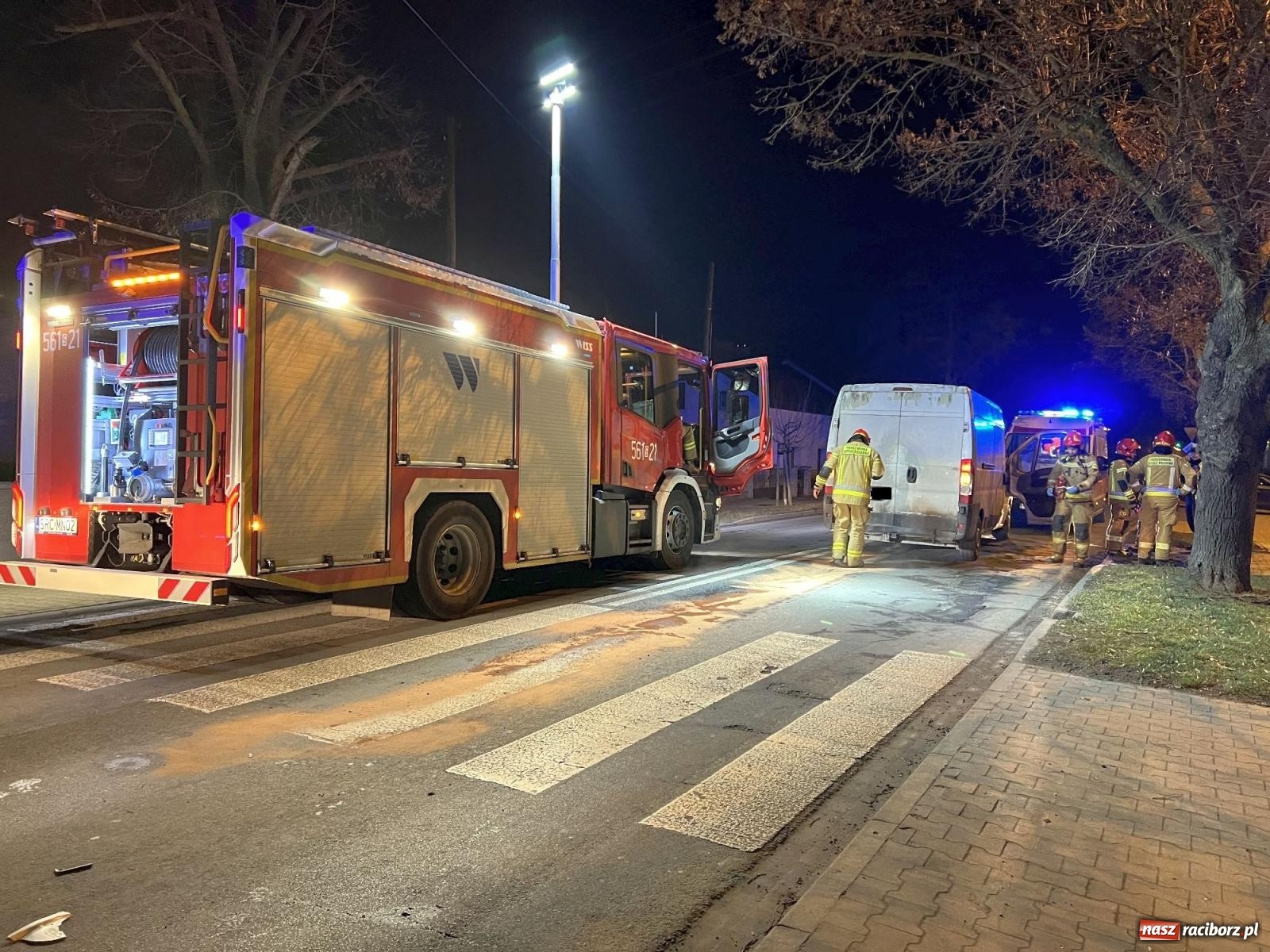 Zdjęcie w galerii na portalu naszraciborz.pl: Zderzenie osobówki i dostawczaka na Opawskiej [FOTO] wiadomości z regionu