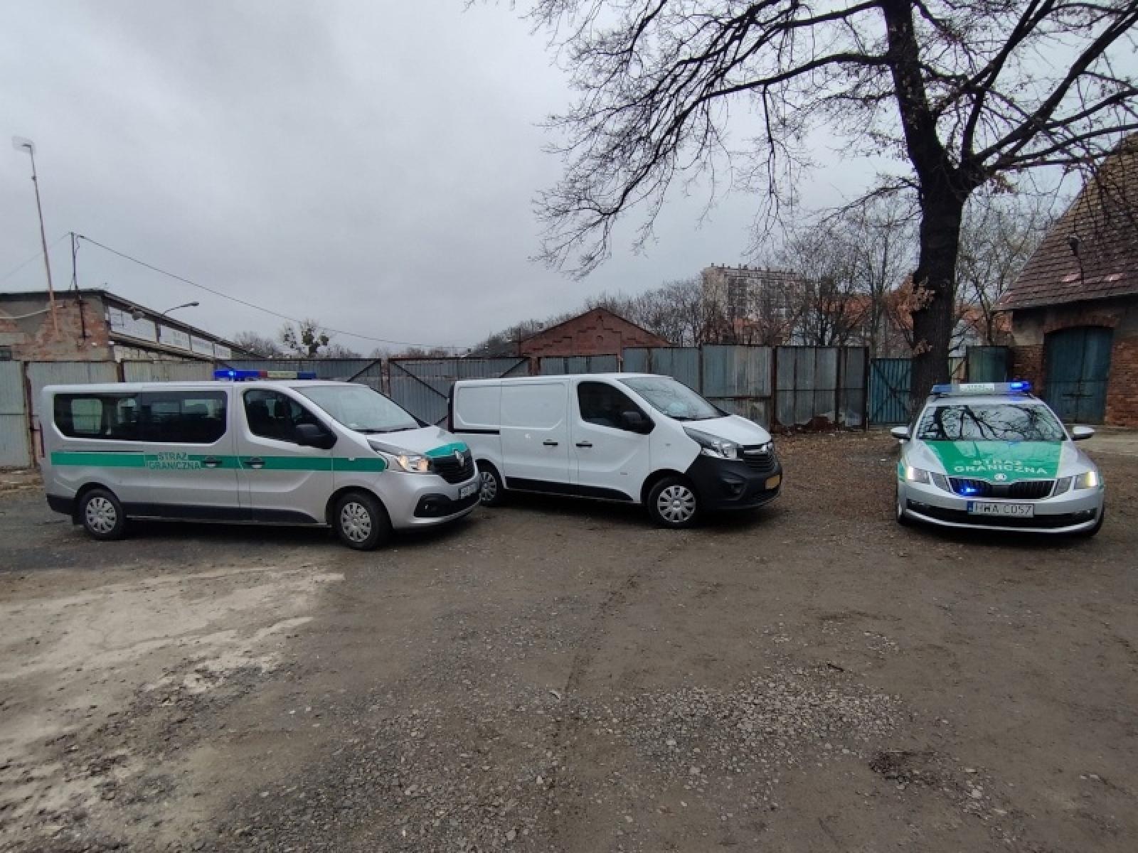 Zdjęcie w galerii na portalu naszraciborz.pl: Śląscy pogranicznicy z Raciborza zatrzymali kuriera przewożącego ludzi [FOTO] wiadomości z regionu