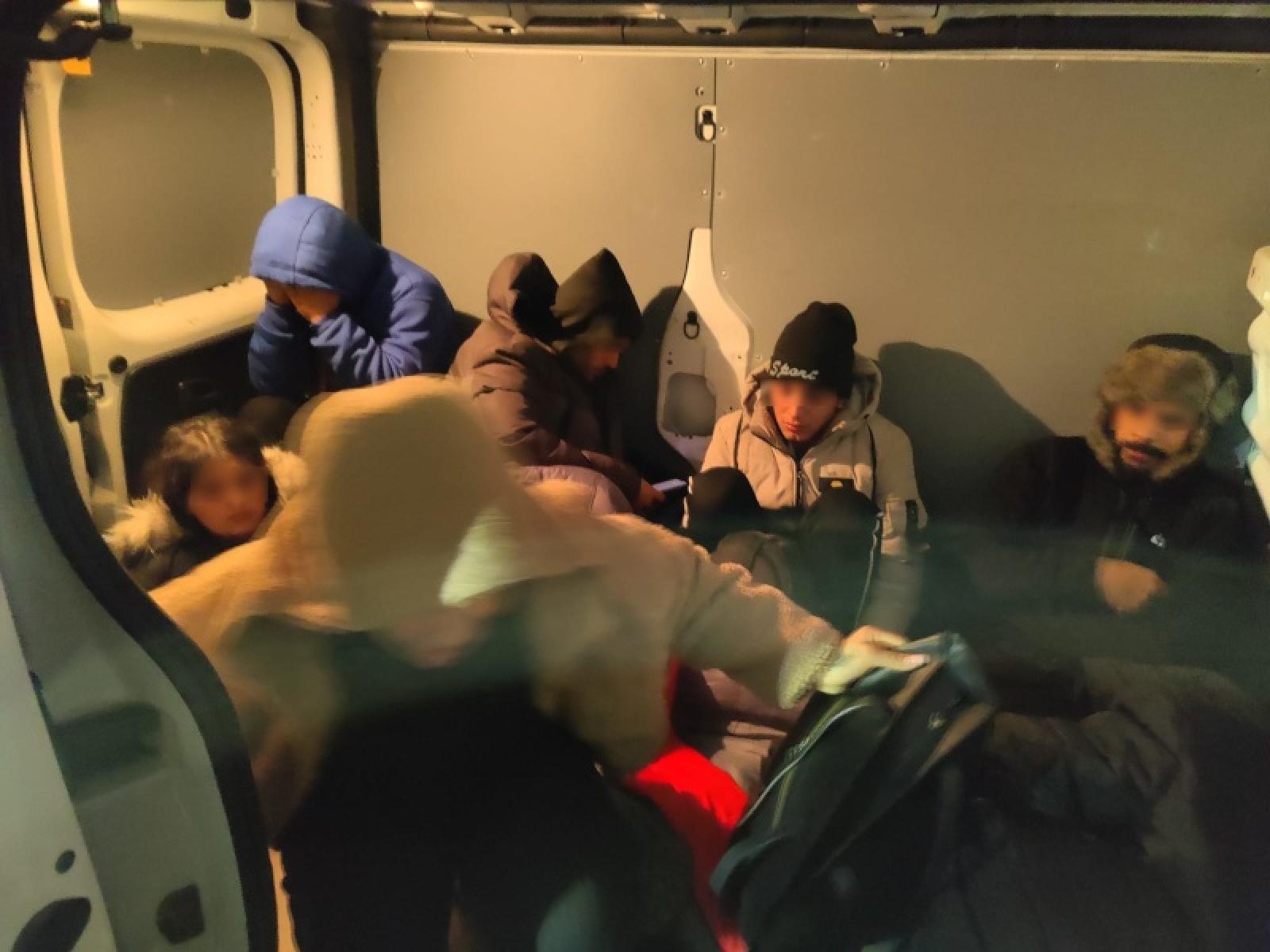 Zdjęcie w galerii na portalu naszraciborz.pl: Śląscy pogranicznicy z Raciborza zatrzymali kuriera przewożącego ludzi [FOTO] wiadomości z regionu
