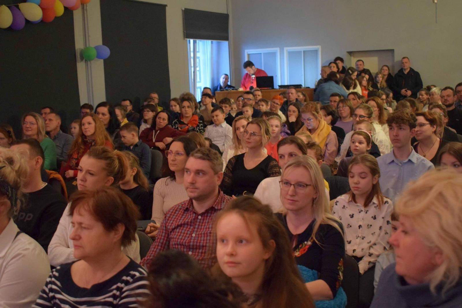 Zdjęcie w galerii na portalu naszraciborz.pl: Moja Walentynka i Mały OKR. W MDK rozdano nagrody wiadomości z regionu