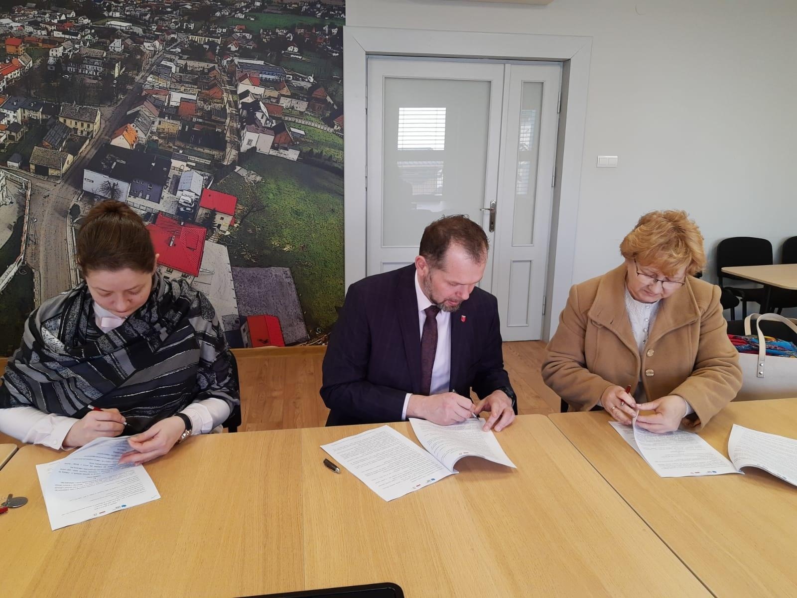 Zdjęcie w galerii na portalu naszraciborz.pl: Boisko dla Wojnowic, drogi dla Krzanowic wiadomości z regionu