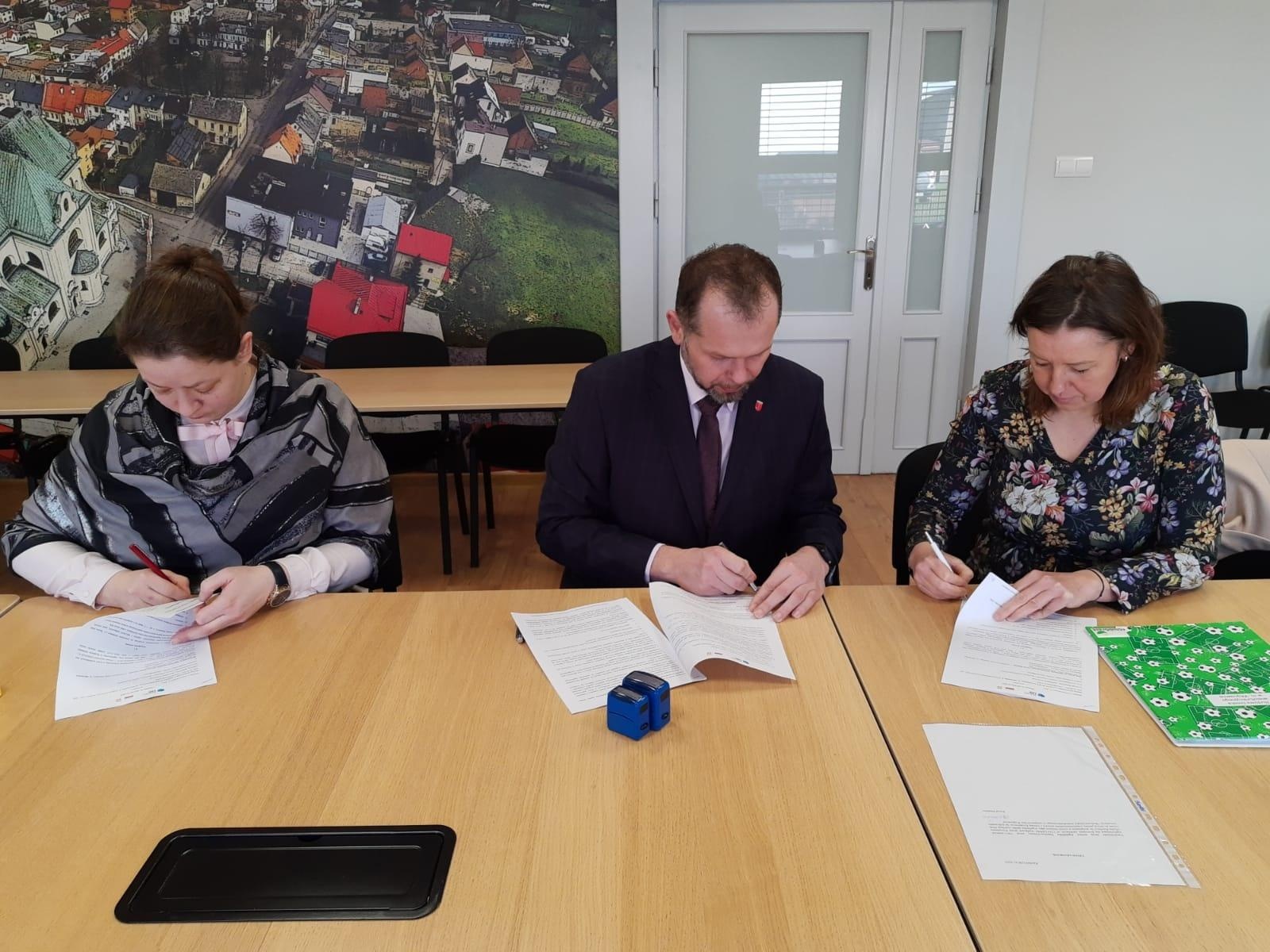 Zdjęcie w galerii na portalu naszraciborz.pl: Boisko dla Wojnowic, drogi dla Krzanowic wiadomości z regionu