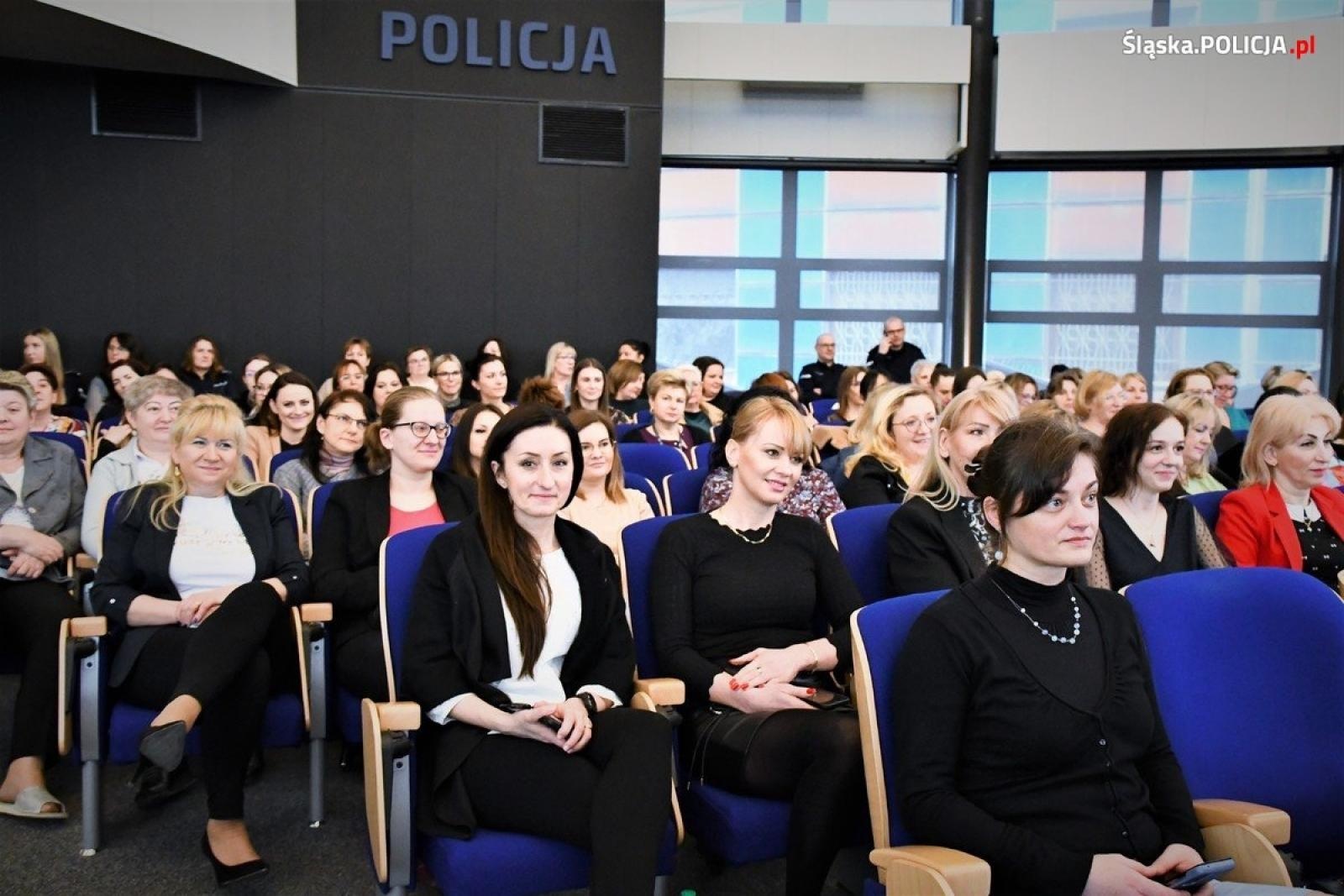 Zdjęcie w galerii na portalu naszraciborz.pl: Kobieca energia w policji. 8 marca w komendzie wiadomości z regionu