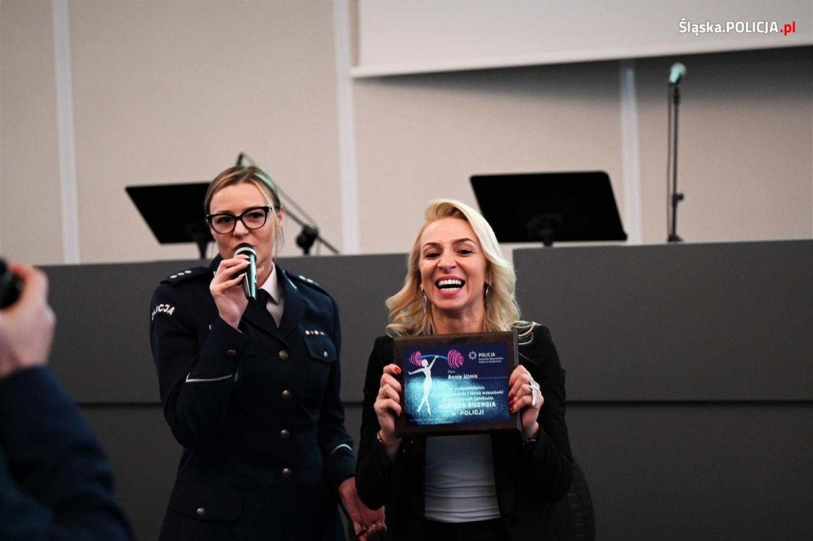 Zdjęcie w galerii na portalu naszraciborz.pl: Kobieca energia w policji. 8 marca w komendzie wiadomości z regionu