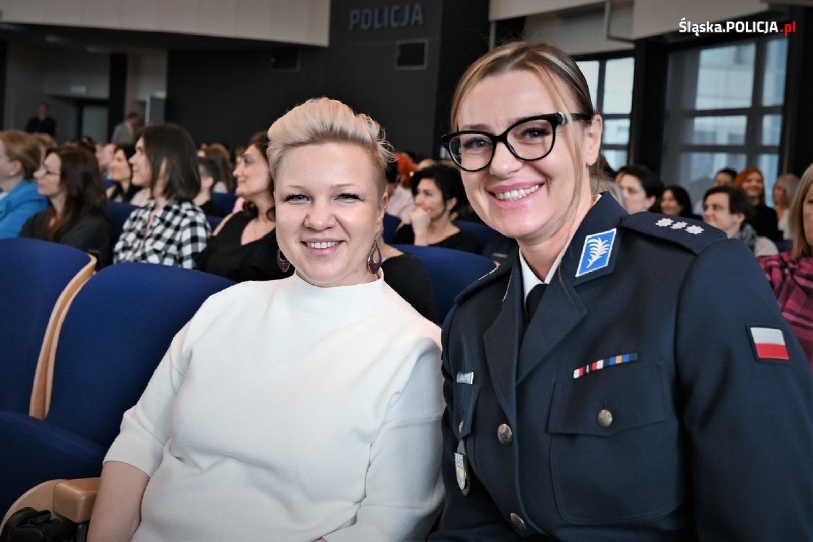 Zdjęcie w galerii na portalu naszraciborz.pl: Kobieca energia w policji. 8 marca w komendzie wiadomości z regionu