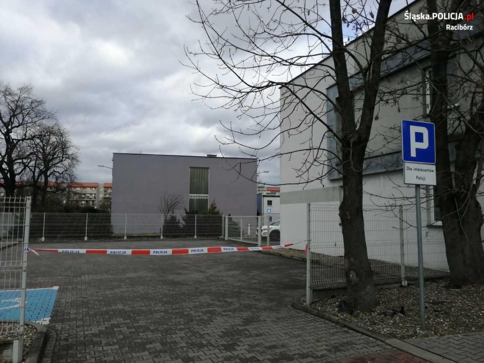 Zdjęcie w galerii na portalu naszraciborz.pl: Policja zamknęła parking przy komendzie wiadomości z regionu
